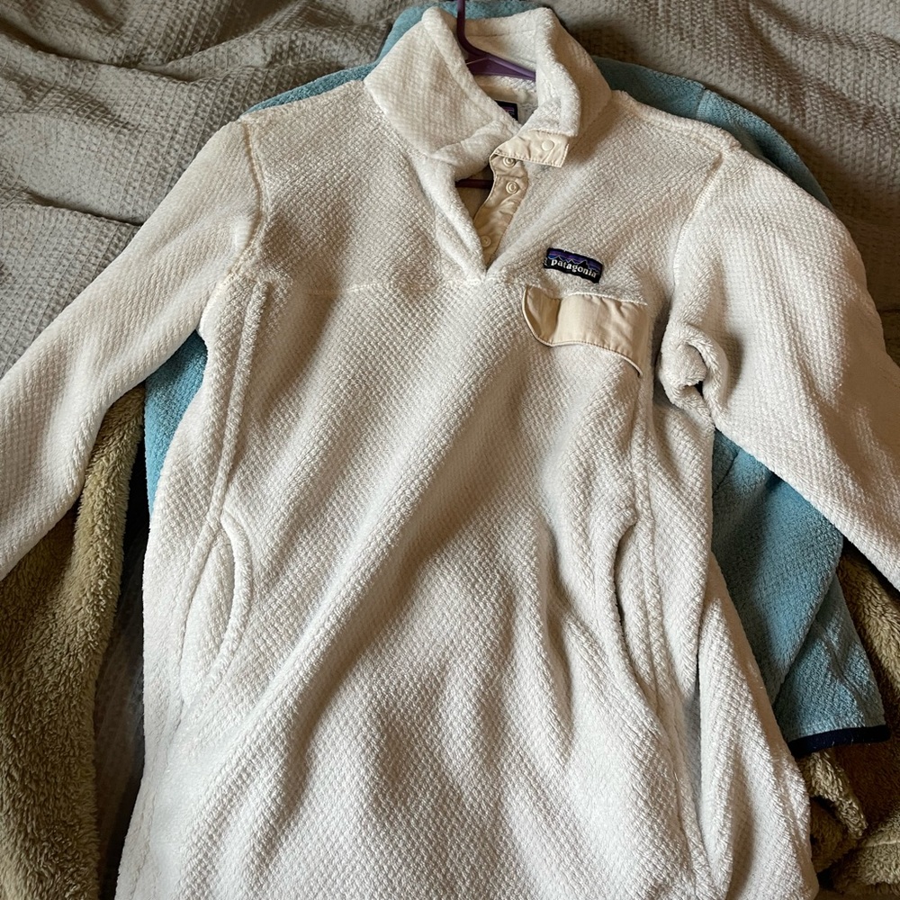 Patagonia sweater soft and comfy. Size small. Barley worn.